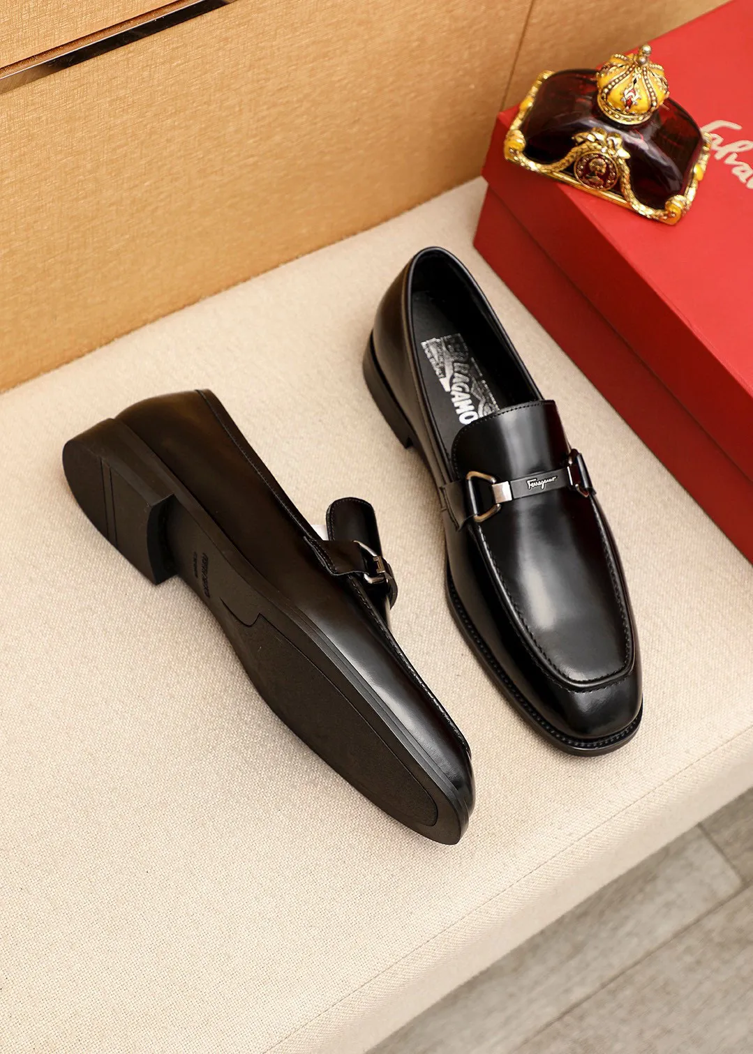 Men's shoes💰460💰 Product trademark: Ferragamo "Ferragamo" casual leather shoes Regular size: 38-44 (45🉑️customized) Product materials: Selected imported first-layer open-edge beaded cowhide leather upper + luxury hardware buckle, imported water-dyed cowhide leather lining. Strong three-dimensional visual effect, original outsole Color: 3⃣️colors available